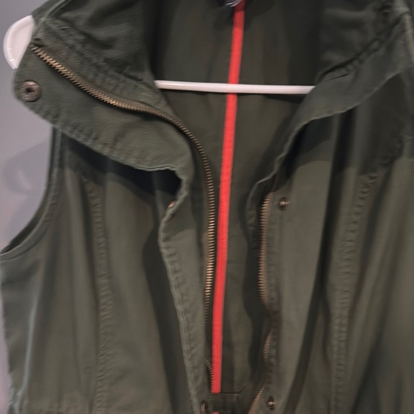 Green Quilted Utility Vest for Versatile Layering - Picture 6 of 8